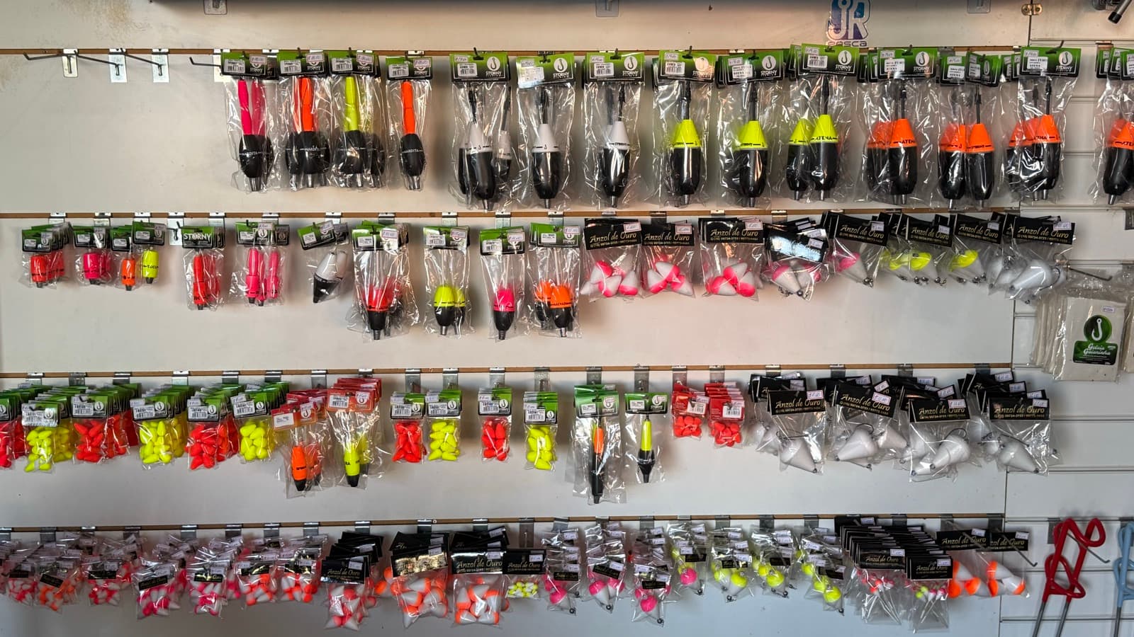 Parede de boias, iscas e acessórios de pesca